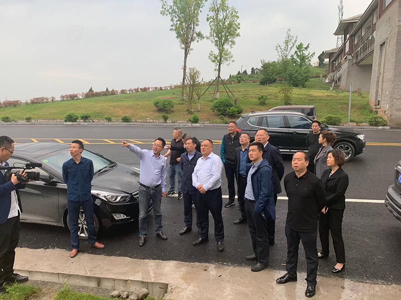 市、縣領導現場調研天馬50萬噸玻瓶項目(圖1) 市、縣領導現場調研天馬50萬噸玻瓶項目(圖1)