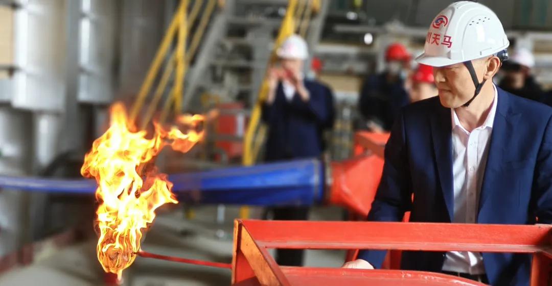 四川天馬玻璃“50萬噸高檔優(yōu)質(zhì)輕量玻瓶一期6萬噸技改項目(3#窯爐)”點火儀式(圖2) 四川天馬玻璃“50萬噸高檔優(yōu)質(zhì)輕量玻瓶一期6萬噸技改項目(3#窯爐)”點火儀式(圖2)